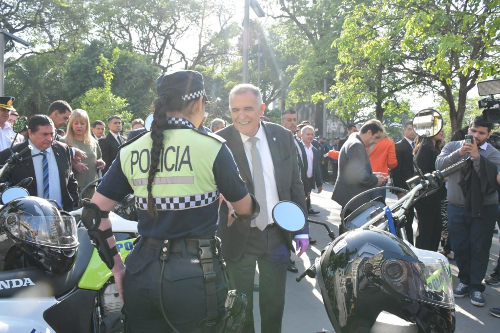 El gobernador Jaldo entregó 100 motos nuevas a la fuerza de seguridad