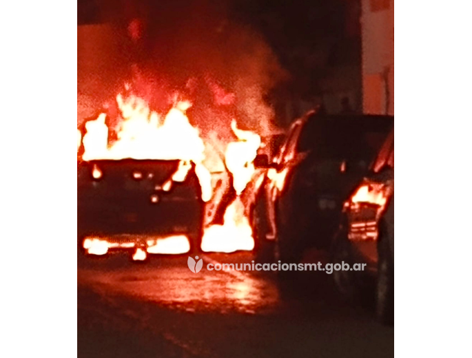 El COMM registró el incendio de dos vehículos en el microcentro