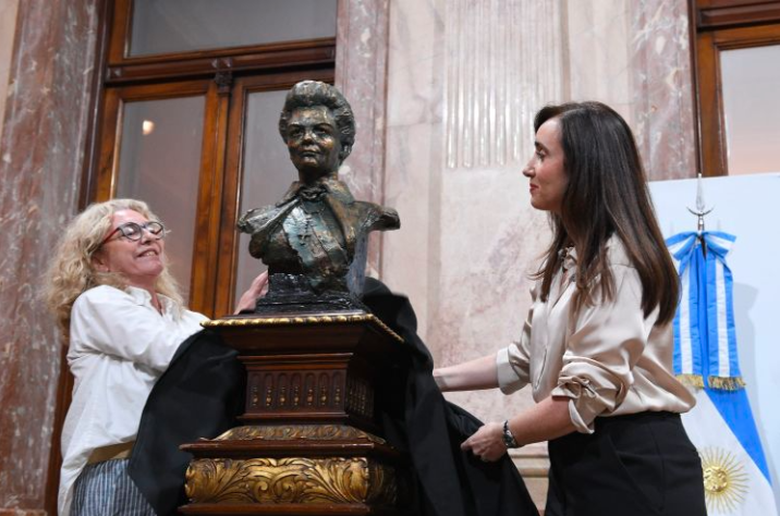 La Vicepresidente inauguró un busto de Isabel Perón y criticó al peronismo