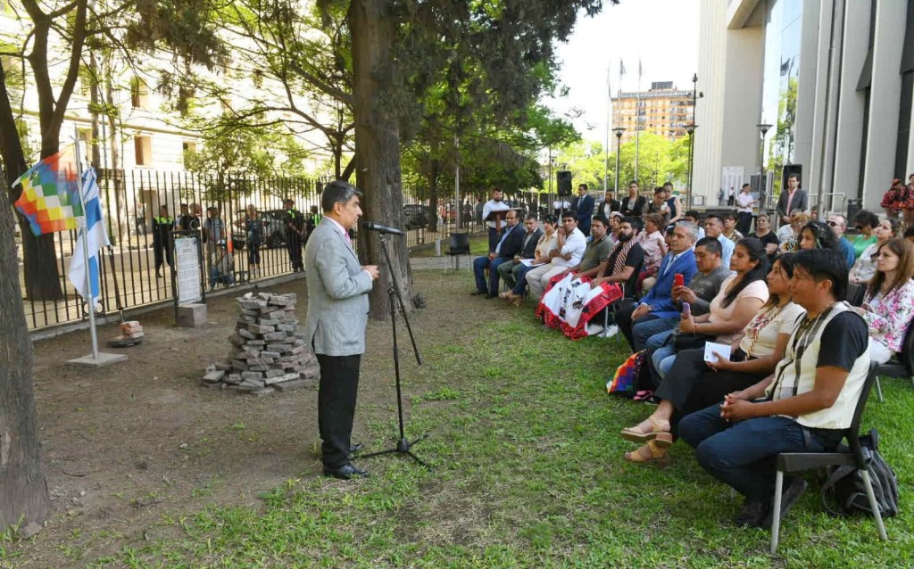 SE INAUGURÓ UN MÁSTIL CON LA BANDERA WIPHALA EN LA LEGISLATURA