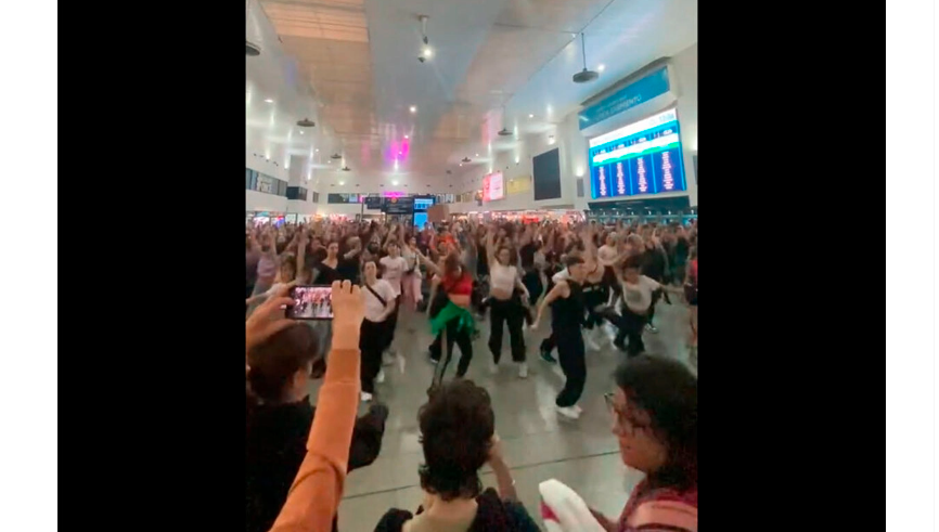 Alumnos universitarios reclaman bailando "Fanático" de Lali