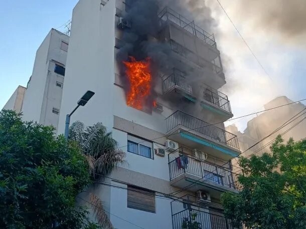 Flores: un incendio descomunal sorprendió  a los residentes de un edificio de diez pisos 