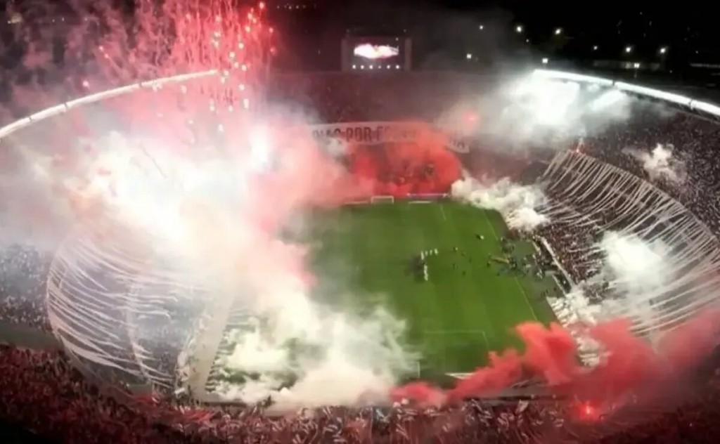 Los hinchas de River  se reunieron  para alentar a su equipo