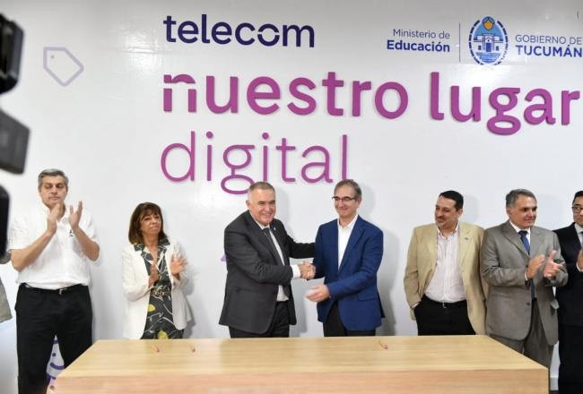 Jaldo inauguró un aula digital junto con autoridades de Telecom