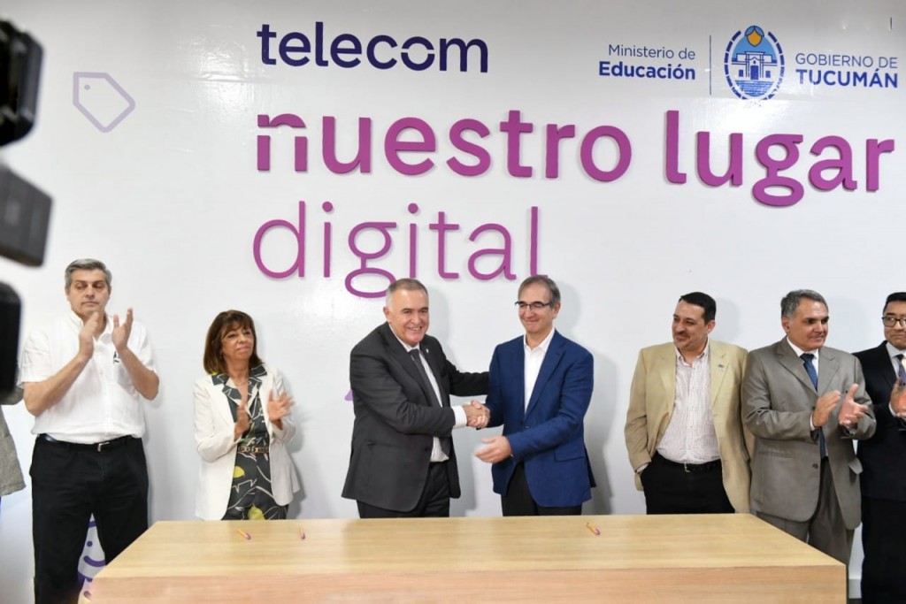 El Gobernador inauguró un aula digital junto a autoridades de Telecom