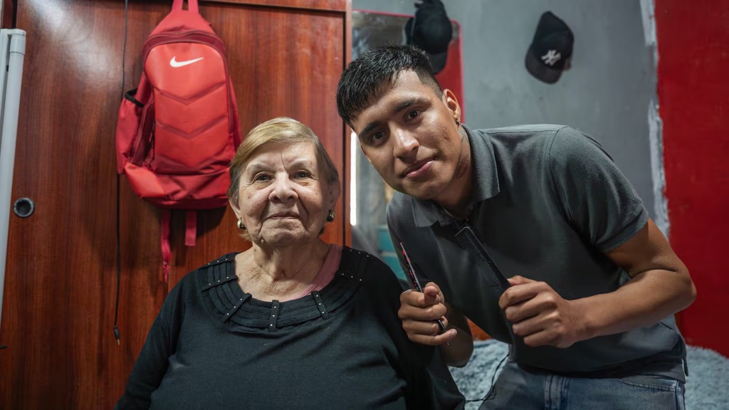 Un acto de caridad, tiene 22 años y les corta el pelo gratis a los jubilados del barrio