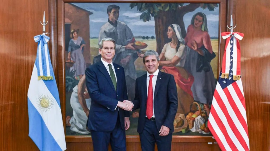 El ministro Caputo se reúne con el titular del Tesoro norteamericano para ultimar la ayuda prometida por EEUU