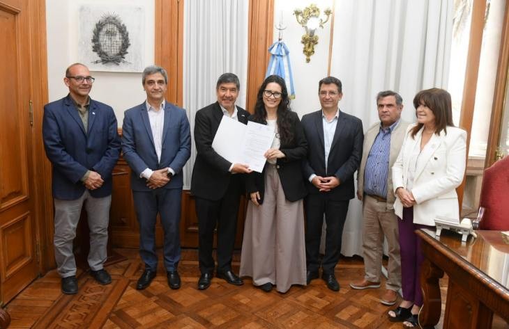 Acevedo distinguió a la científica Carla de Aranzamendi por su aporte a la investigación del Mar Argentino