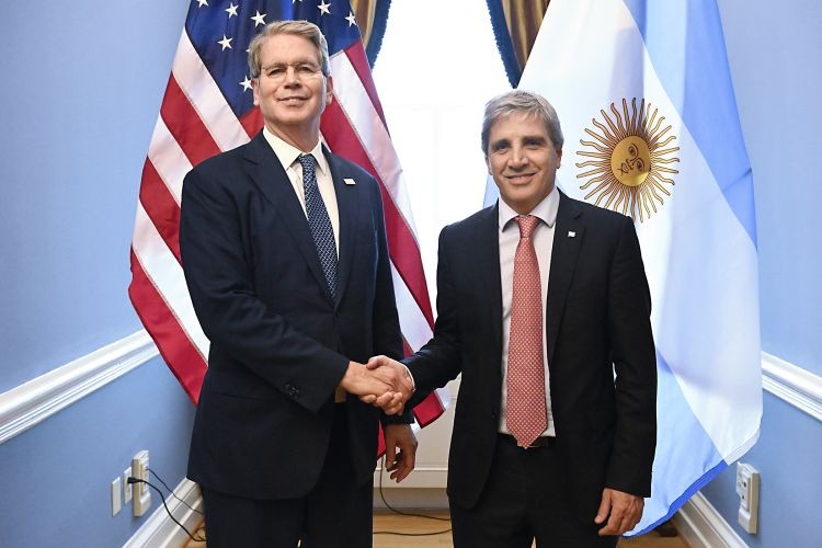 El Tesoro de Estados Unidos confirmó el acuerdo económico y la oposición cruzó a Caputo
