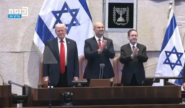 Trump fue ovacionado por el Parlamento israelí, la misma fue interrumpida por una protesta 
