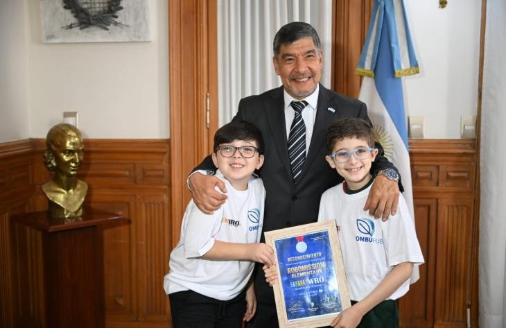 Acevedo recibió a niños tucumanos que tuvieron un papel destacado de una competencia internacional de robótica