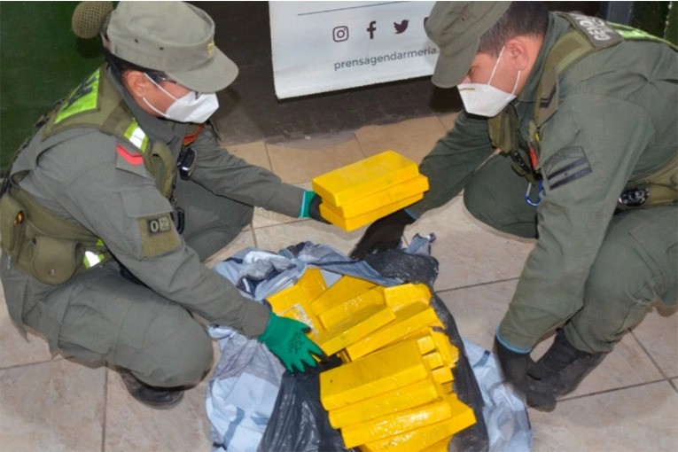 Gendarmería halló 45 paquetes con cocaína escondidos dentro de un camión