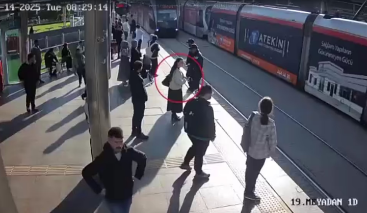 Un guardia de seguridad evita que una mujer sea arrollada por un tranvía en Turquía