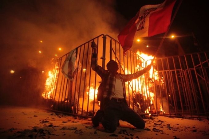Perú: 1 muerto y 100 heridos por la protesta masiva contra el Congreso y el gobierno recién instalado