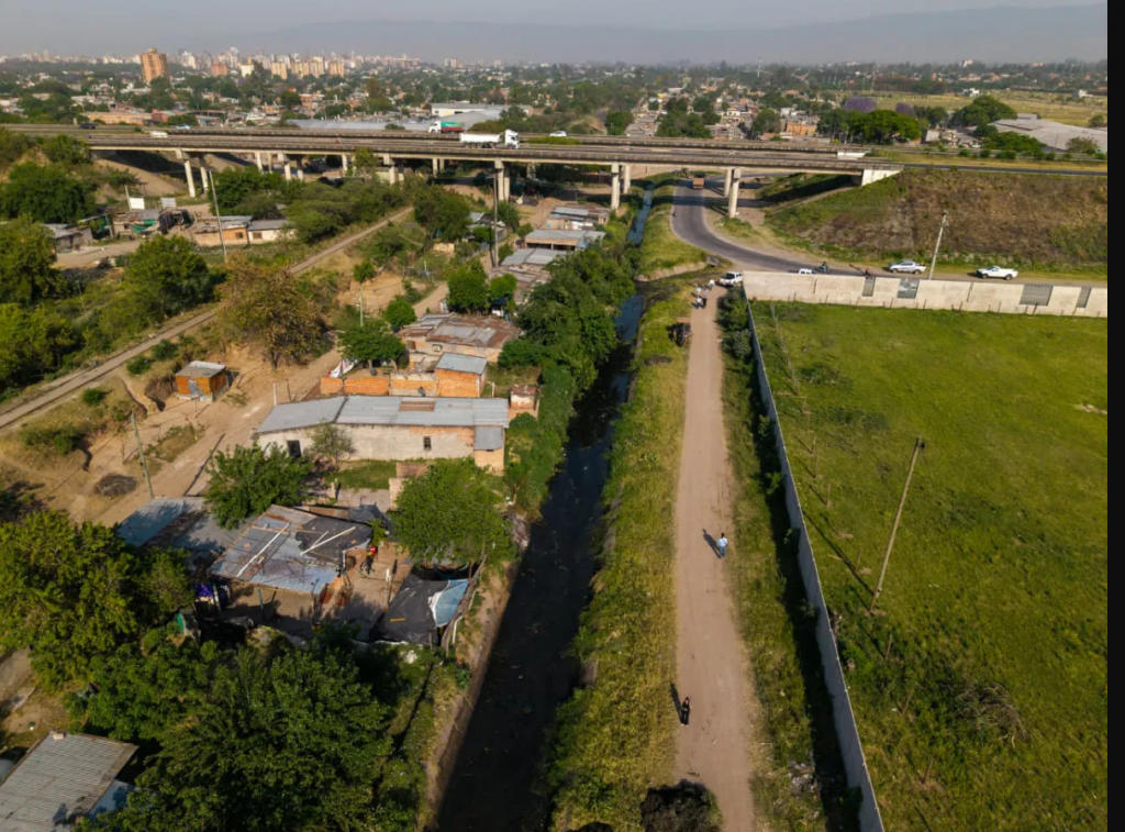 Rossana Chahla supervisó los trabajos que el Municipio ejecuta en el canal que corre paralelo a la calle Panamá