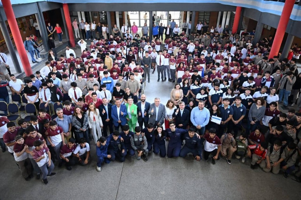Jaldo recorrió una escuela donde los alumnos crearon un auto eléctrico