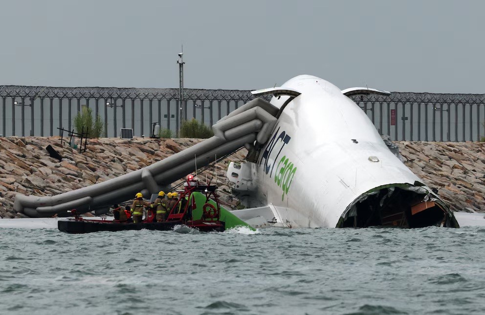 Hong Kong: un avión terminó en el mar tras chocar con un vehículo en el aeropuerto: murieron dos operarios