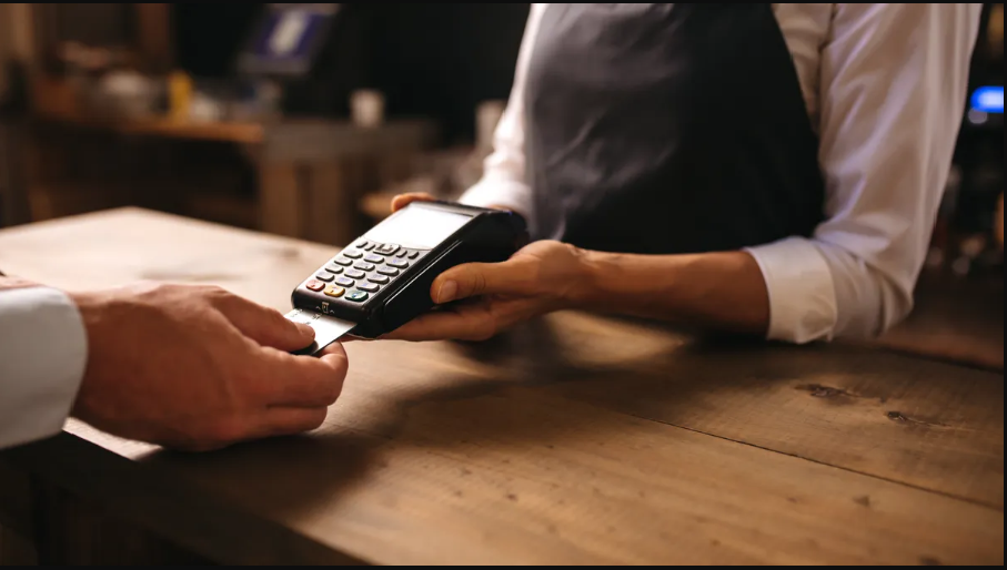 Le robó la tarjeta a su jefa y la utilizó para compras por más de $900.000