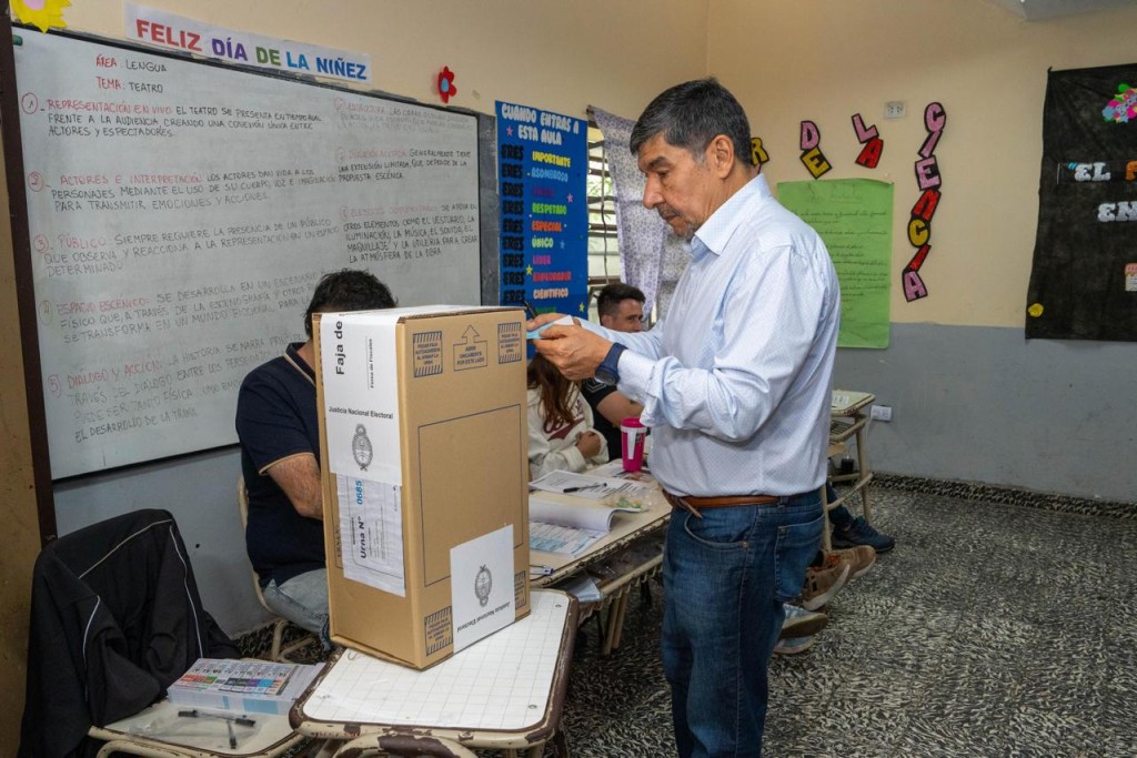 Acevedo votó y llamó a los tucumanos a cumplir con el deber cívico