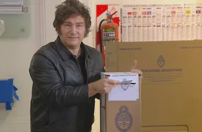 Javier Milei votó y se fue sin dar declaraciones
