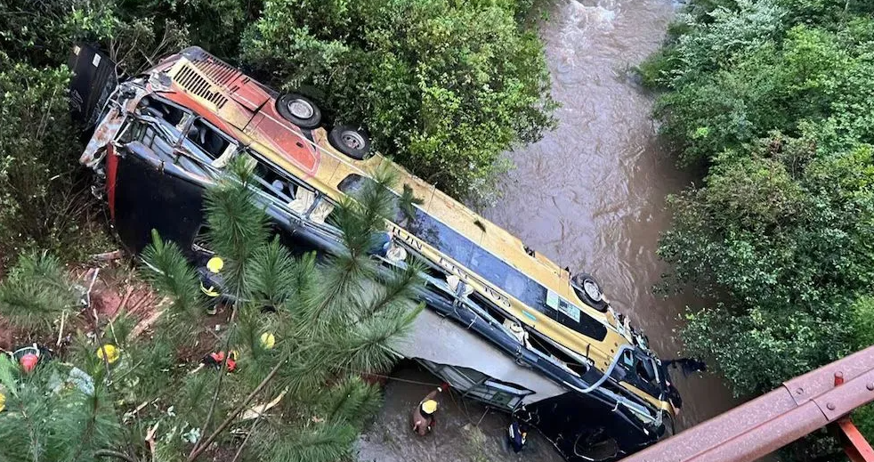 Tragedia en Misiones: un colectivo embistió a un auto, cayó a un arroyo y dejó al menos 10 muertos y 29 heridos