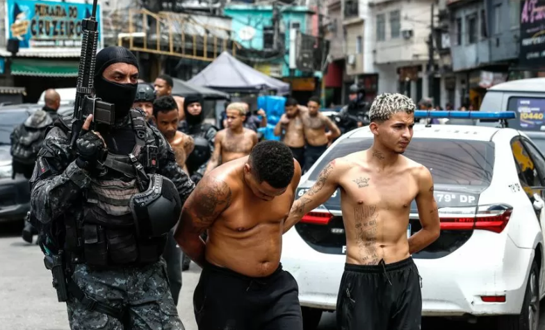 Río de Janeiro: al menos 64 muertos y 81 detenidos en una operación contra narcos en favelas