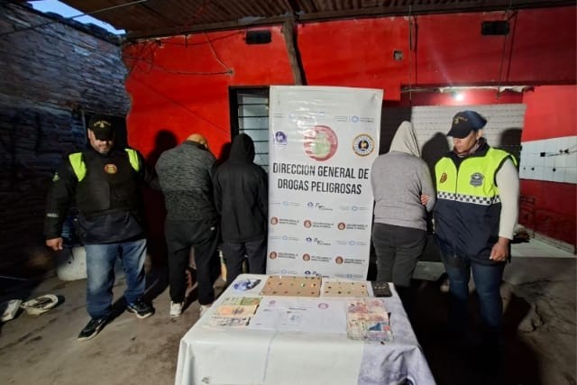 Allanan tres viviendas en el barrio Tiro Federal y aprehenden a cinco personas por venta de drogas