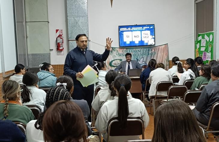 Farhat capacitó a estudiantes sobre prevención en entornos digitales