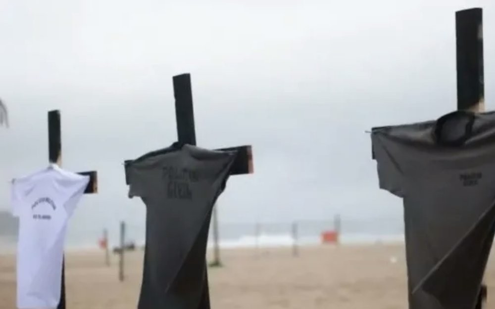 Río de Janeiro: en una playa armaron un santuario por los policías caídos