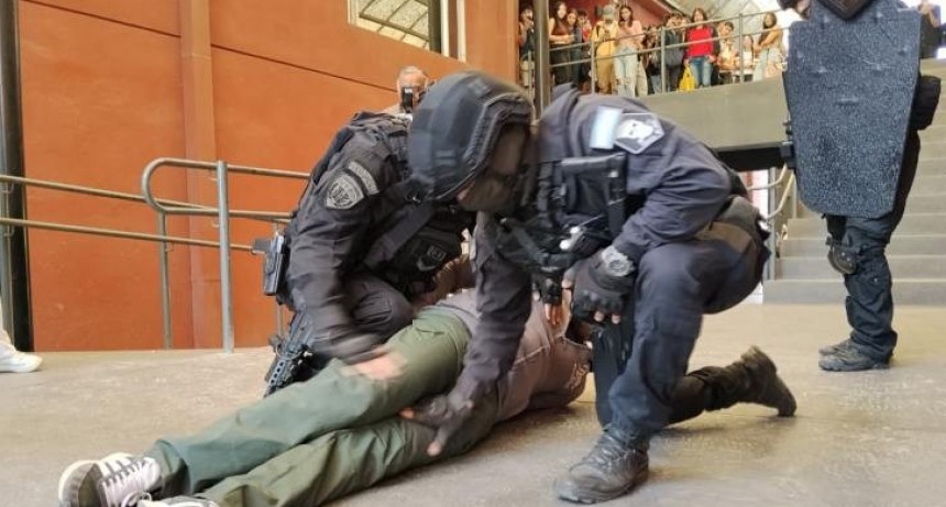 La Policía desplegó su profesionalismo en un simulacro con toma rehenes en la UNT