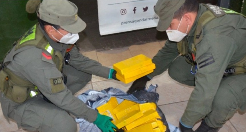 Gendarmería halló 45 paquetes con cocaína escondidos dentro de un camión