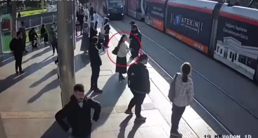 Un guardia de seguridad evitó que una mujer sea arrollada por un tranvía en Turquía