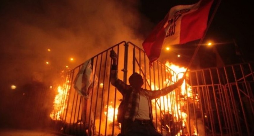 Perú: un muerto y 100 heridos por la protesta masiva contra el Congreso y el gobierno recién instalado