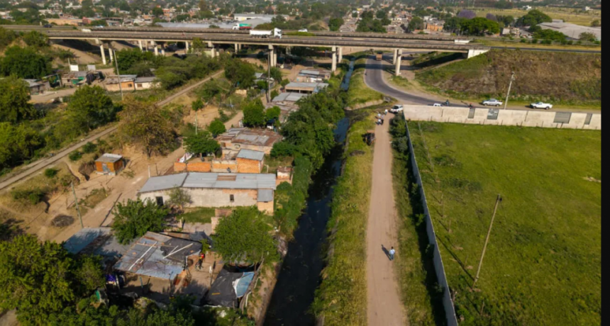 Rossana Chahla supervisó los trabajos que el Municipio ejecuta en el canal que corre paralelo a la calle Panamá