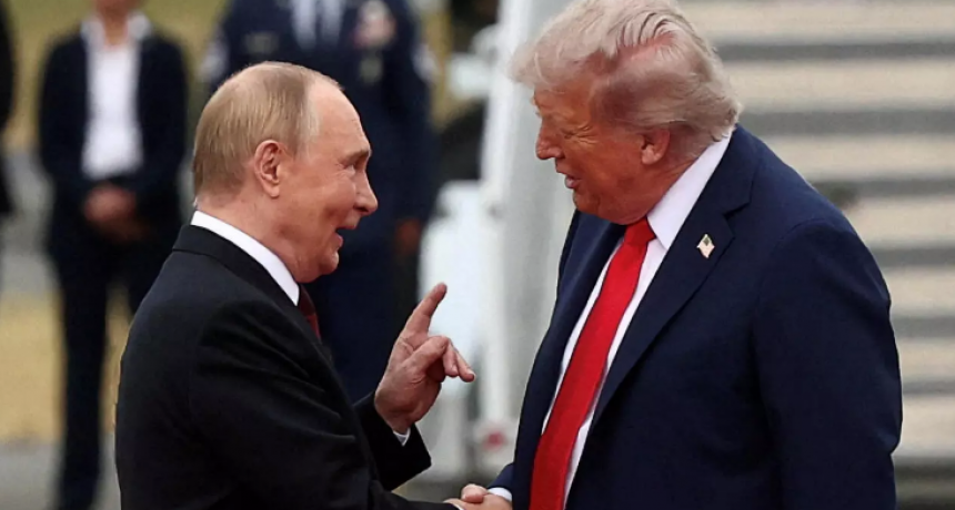 Mientras Trump acuerda encuentro con Putin en Hungría; Rusia lanza ataque masivo a red energética ucraniana