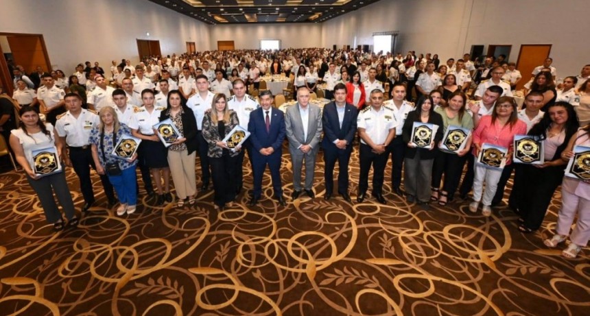 Jaldo participó del homenaje por el Día de la Madre junto a cadetes de la Escuela de Policía