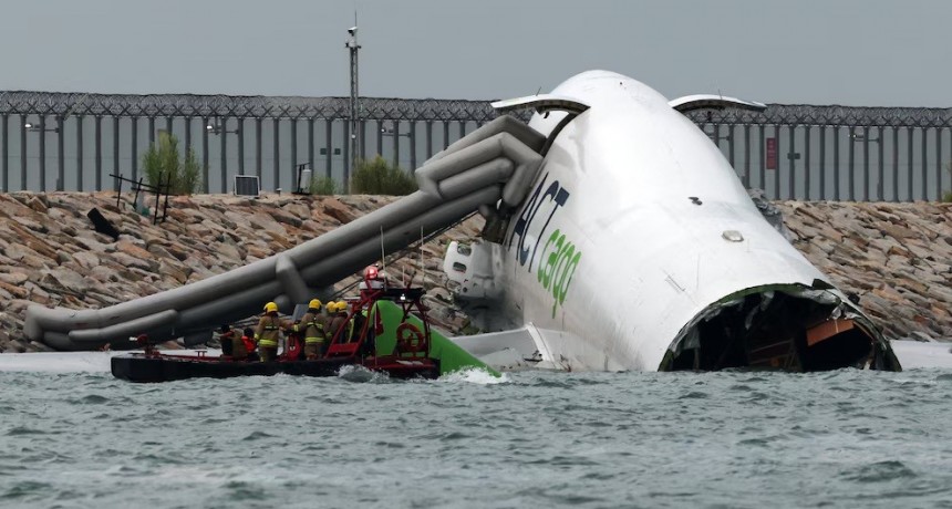 Un avión chocó con un vehículo y terminó en el mar. Hay dos muertos