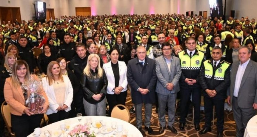 Jaldo festejó el Día de la Madre junto a policías de la provincia
