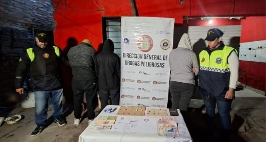 Allanan tres viviendas en el barrio Tiro Federal y aprehenden a cinco personas por venta de drogas