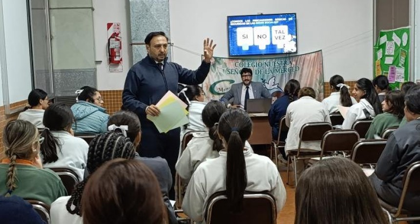 Farhat capacitó a estudiantes sobre prevención en entornos digitales