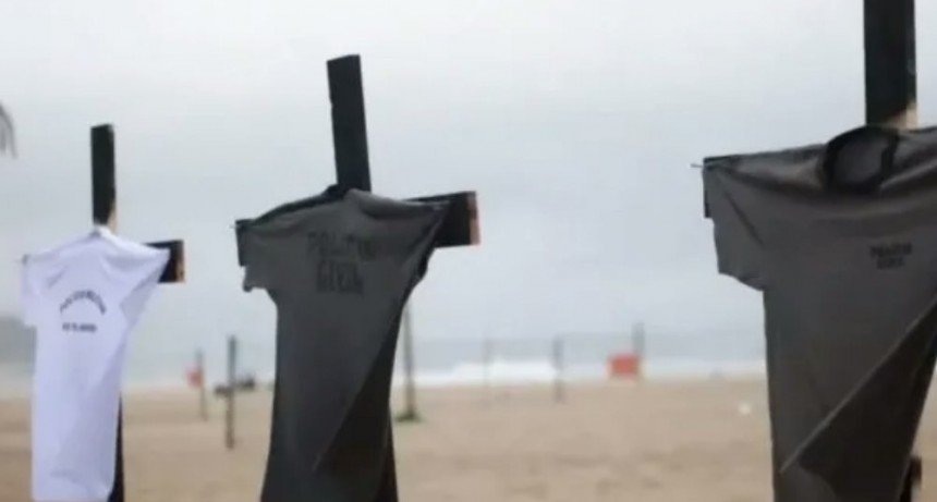 Río de Janeiro: en una playa armaron un santuario por los policías caídos 
