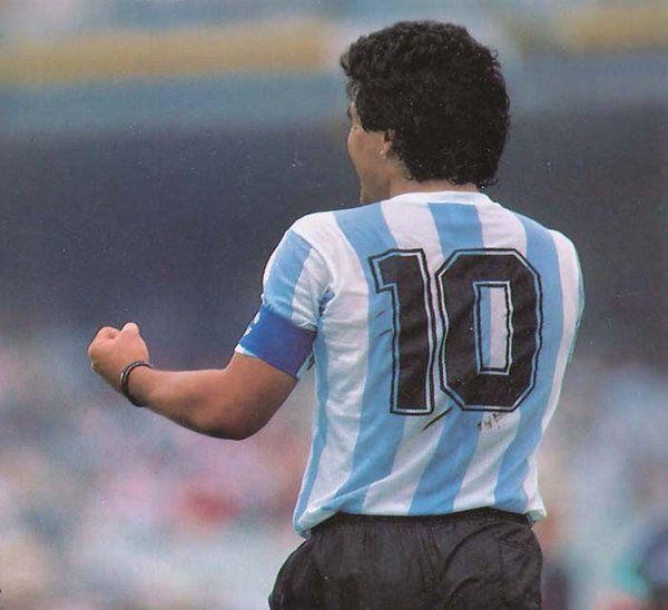 Subastan camisetas firmadas por Maradona
