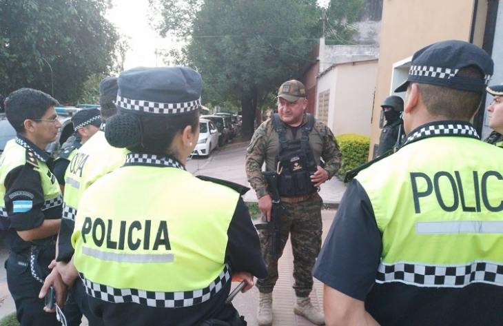 Un hombre se atrincheró armado en su casa y la Policía logró reducirlo