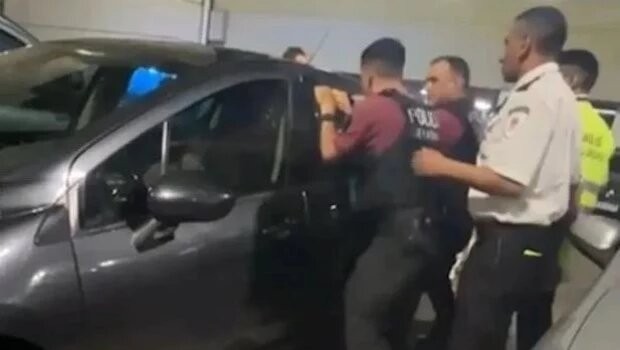 Dejaron a su hija de 4 años encerrada en el auto y la policía la rescato inconsciente