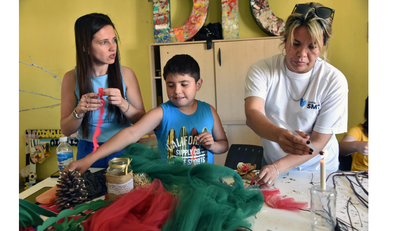 Dictan talleres gratuitos de creación de adornos navideños con materiales reciclables en la Dirección de Niñez y Juventud