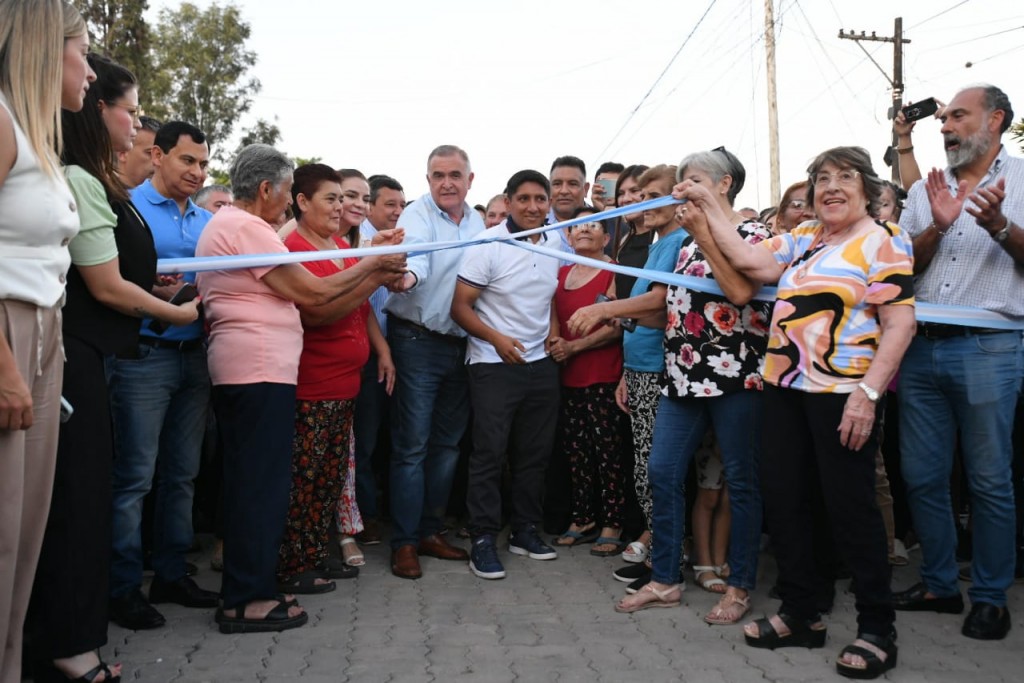 Jaldo inauguró un pozo de agua y obras de pavimento y alumbrado público en Lastenia