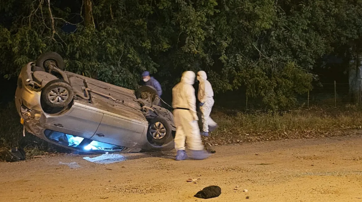 Un hombre falleció tras volcar con su auto en un control policial