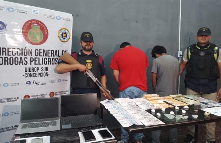 Detienen a dos hombres que vendían drogas en un taller