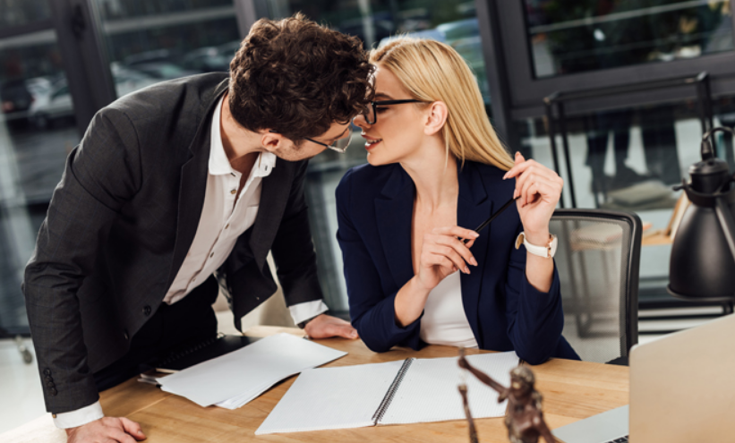 El amor en el trabajo, "tiene sus pros y sus contras"