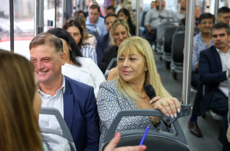 La intendenta Chahla subió a su Gabinete en colectivo y relevó la ciudad en busca de nuevas soluciones para los vecinos